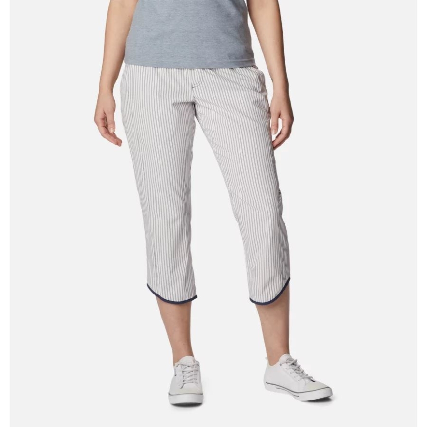 夜行性のコロンビアの女性のクラウディアリッジカプリ